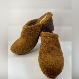 Korks Women's Brown teddy bear Clogs like new Size 9